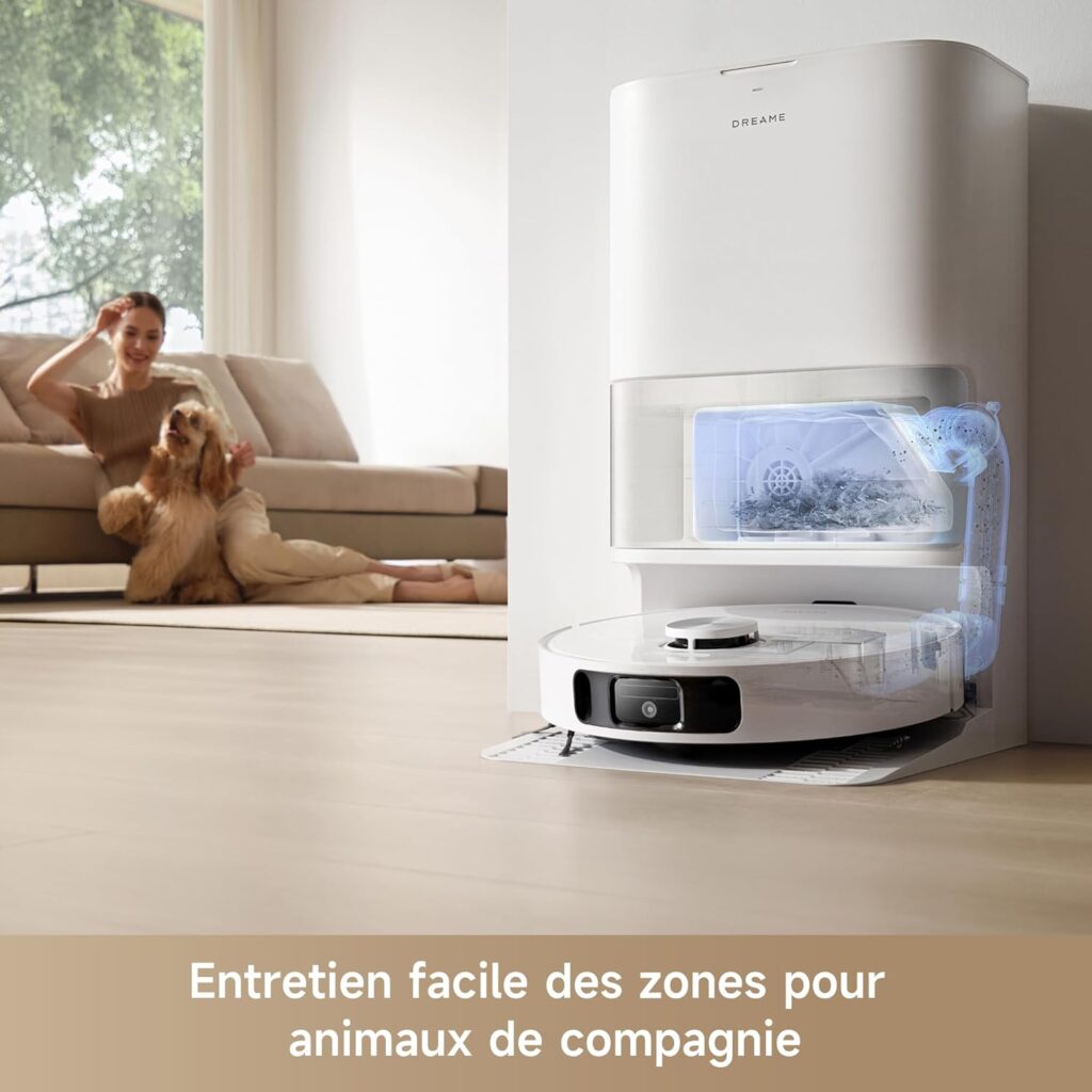 Un robot aspirateur est placé près d'un canapé où une personne assise interagit avec un chien, mettant en avant la facilité d'entretien des espaces pour animaux de compagnie.