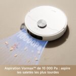 Un aspirateur robot blanc est présenté sur un sol beige, avec un faisceau bleu indiquant une puissance d'aspiration de 10 000 Pa, tandis que des débris sont visibles autour de l'appareil.